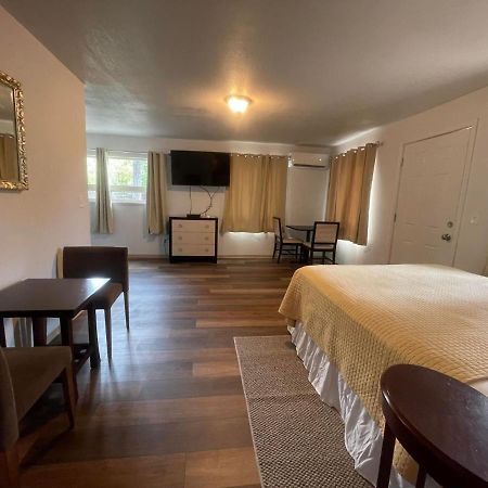 Riverfront Lodging Shady Cove Exterior foto